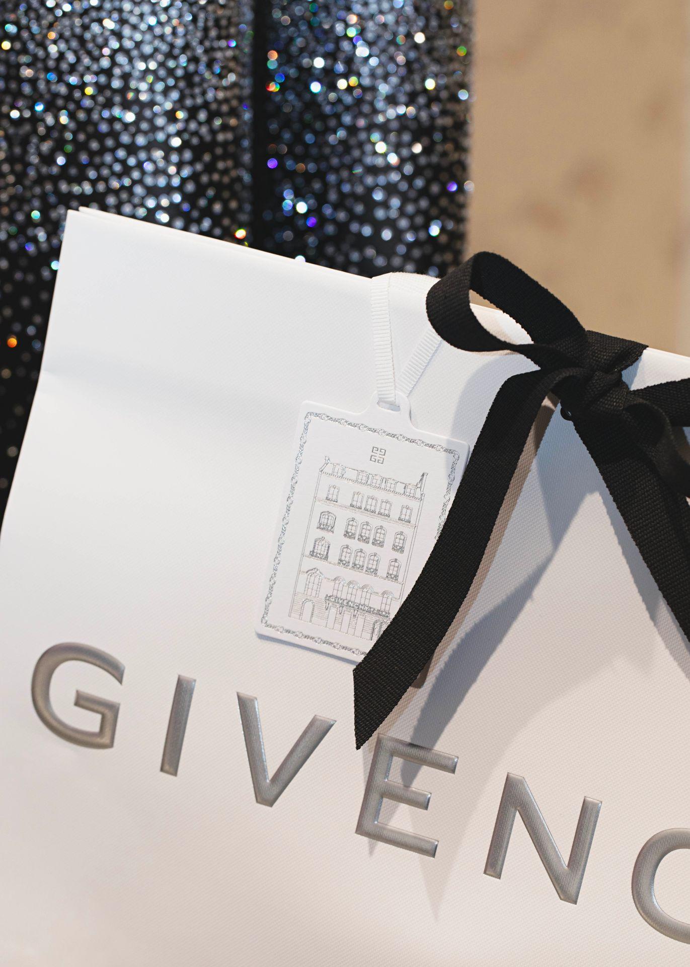 idm_givenchy_hangtag_boutique_photo_margaux_piette_copyright_idm_courtesy_givenchy_03.jpg